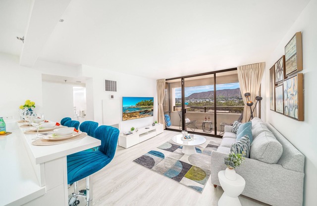 Newly Renovated 2 Bedroom Condo, 1 Block to Waikiki Beach, Free Parking
