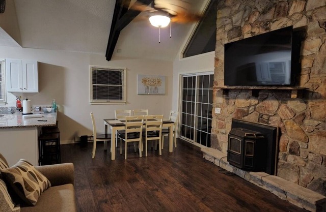 Newly Renovated 3 Bedroom Chalet with Hot Tub!