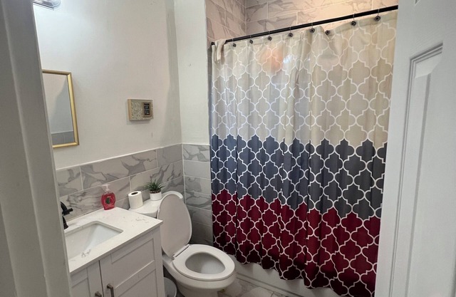 Newly renovated 3-bedroom apt fully furnished house with free WiFi, prime video