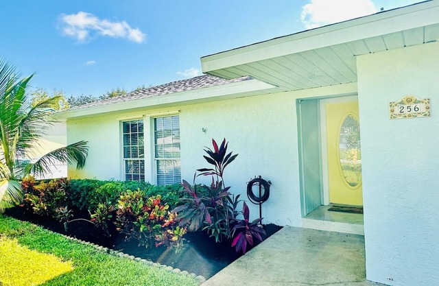 Newly Renovated 4-bedroom Oasis with Private Pool & Hot-tub- Minutes to Beaches