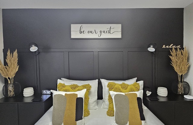 NEWLY RENOVATED! Bungalow Retreat 5 minutes from Theme Park and Beach