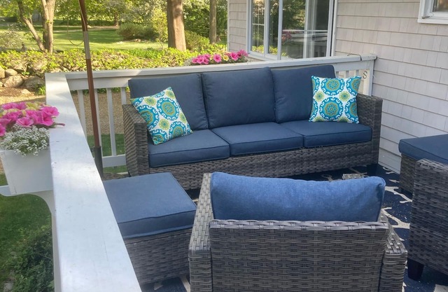 Newly renovated! Beautiful private cottage in quiet area near Old Garden Beach.