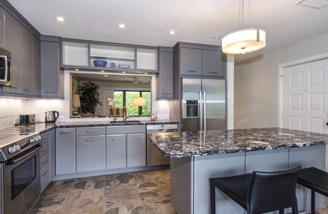 Newly renovated bungalow in of Old Naples~Walk to 5th Avenue, the park & more