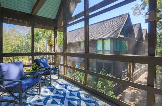 Newly Renovated & Comfortably Furnished Villa w/a 2 Min. Walk to Beach & Relaxing Screened Porch