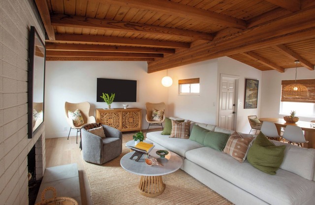 Newly renovated casual and comfortable modern home steps to beach