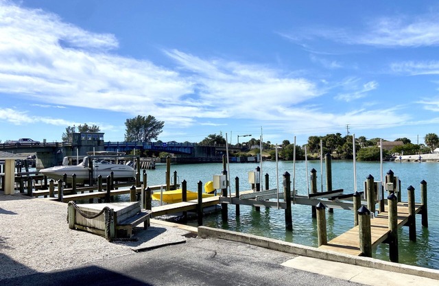 Newly Renovated Condo in gated community, Walking Distance to Nokomis Beach