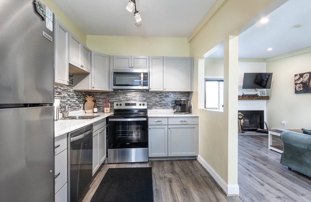 Newly Renovated Condo, minutes from Weirs Beach, Concert Venue and Ski Mountain!