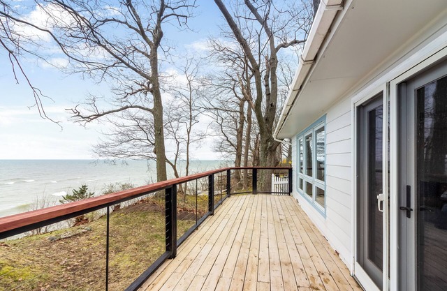 Newly-Renovated Cottage Overlooking Lake Michigan!