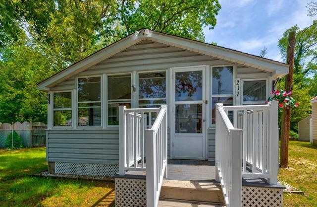 Newly Renovated Cottage Just Blocks to the Delaware Bay!!