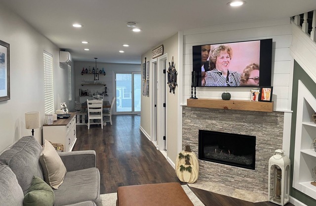 Newly Renovated Family Cottage Just 3 Blocks From The Beach !