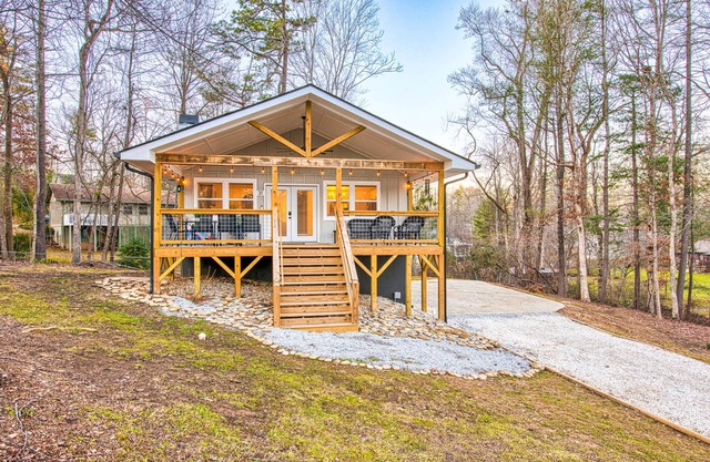 Newly renovated home near downtown Asheville w/spacious deck, W/D, great views