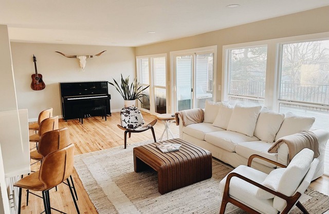 Newly Renovated Home with firepit and office 5 mins from Main St dining & shops