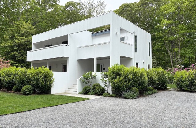 Newly renovated Modern East Hampton Home/Pets welcome