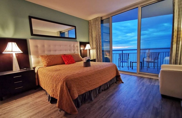 Newly Renovated Modern Luxury Condo, Central MB,Stunning Direct Ocean front