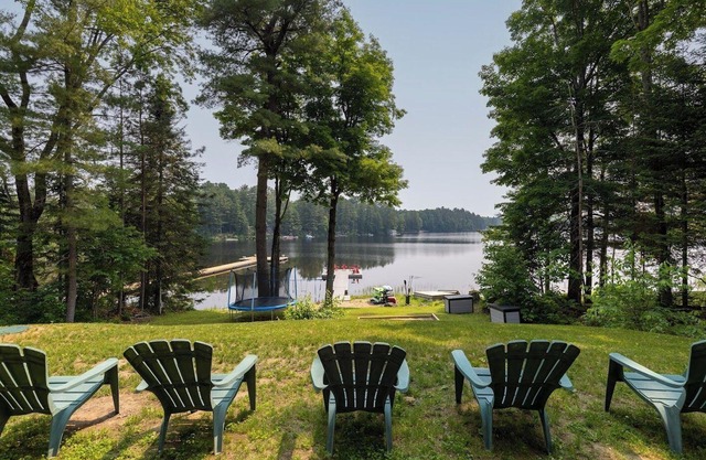 Newly Renovated Modern Cottage in Muskoka, Private Lake, Canoe, Kayaks and more!