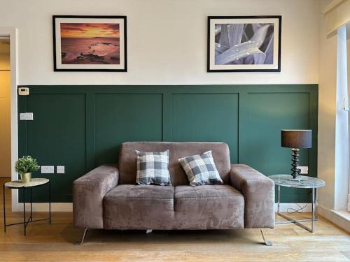 Newly renovated & modern 2-BR close to Canary Wharf