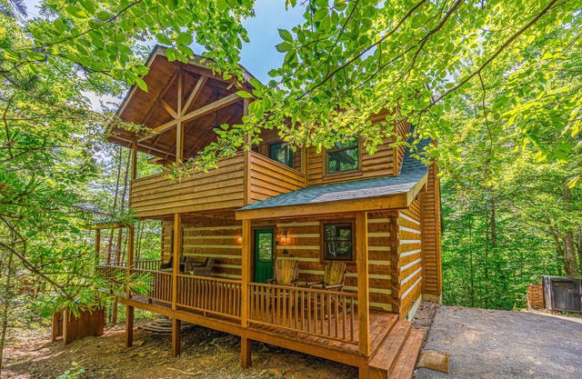 Newly Renovated 💙 | Mountain Views 🌄 | Hot Tub & Three Private Decks! 🐻
