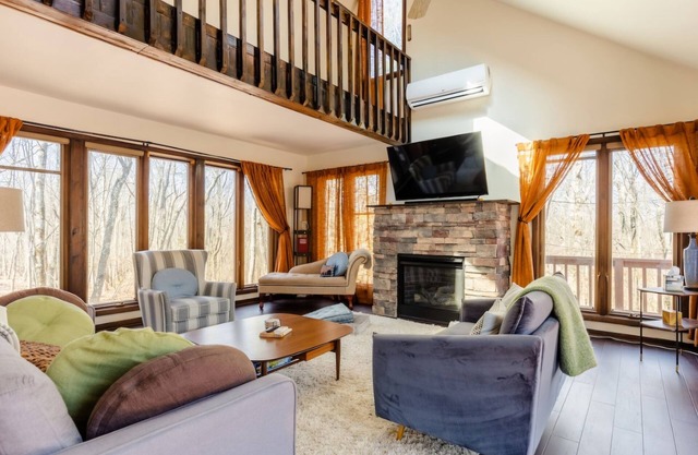 Newly renovated mountain escape near hiking/skiing/lakes/shops/restaurants