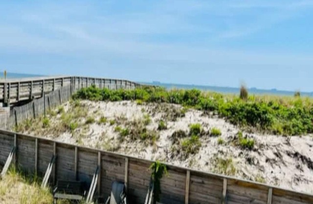 Newly-Renovated One-Bedroom on the Beach