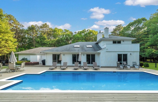 Newly renovated Quogue Estate, Short Walk to the Beach, Private Pool and.