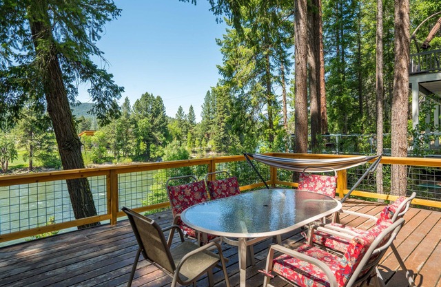 Newly renovated Riverfront property that sleeps 8 guests & dog friendly.