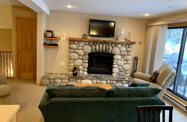 Newly renovated, Ski in/Walk out