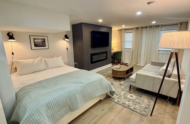 Newly renovated studio with private entrance in Petworth, DC