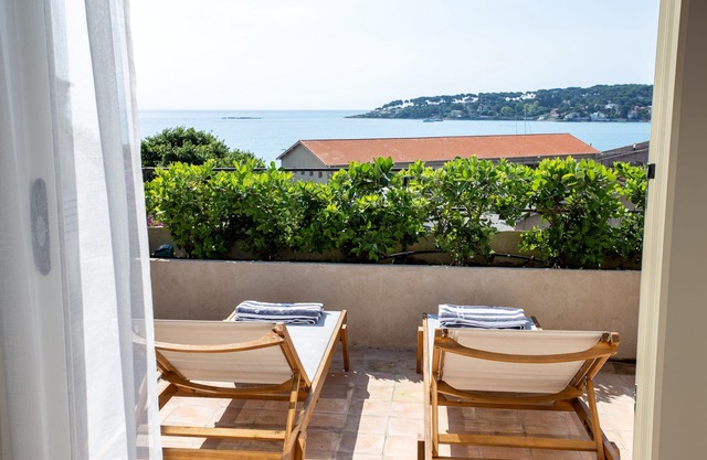 Newly renovated townhouse w/garden and sea-view for 4 guests in old Antibes