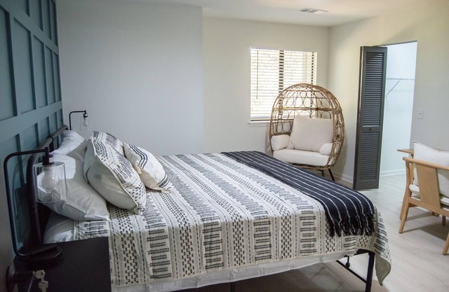 Newly Renovated Townhome near Marietta Square, 2 King Beds