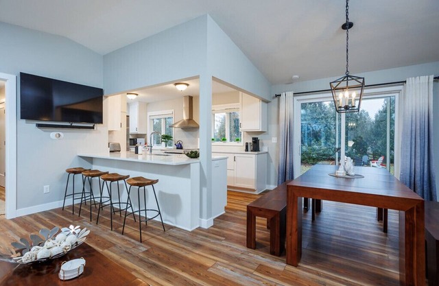 Newly Renovated, Downtown Baileys Harbor-walking distance to marina!