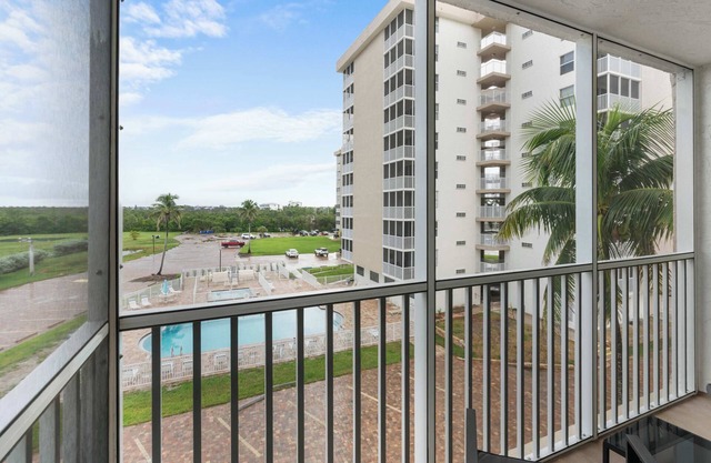 Newly Renovated Beach & Tennis Unit 3402