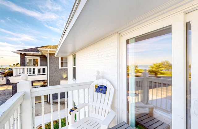 Newly renovated 2nd-floor condo with streaming, balcony, beautiful views, AC