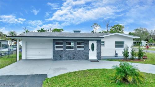 Newly Renovated Home on Canal - Fishing and boating friendly