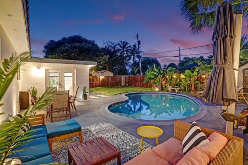 Newly Renovated w Heated Saltwater Pool & Hot Tub