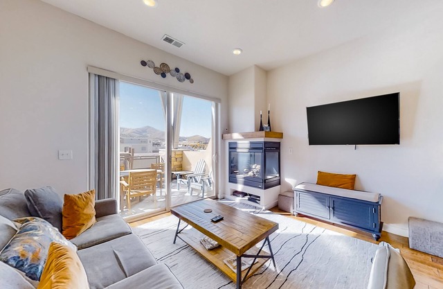 Newpark Terrace Gem w/Private Hot Tub & Mountain Views - Walk to Dining