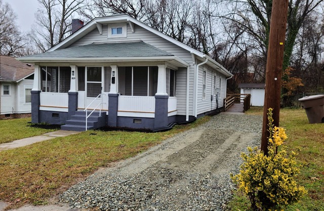 Next to Downtown Greensboro 3 Bedroom/2 Bathroom Bungalow