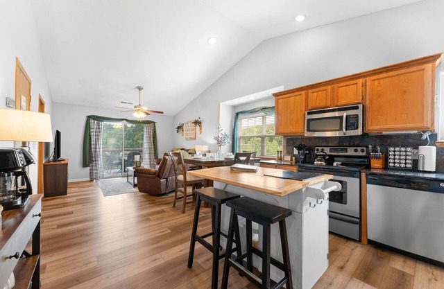 Next to Silver Dollar City - Lakeside Condo