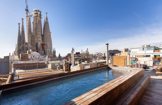 Next to the Sagrada Família with terrace and shared swimming pool and privileged views.