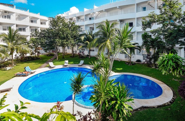 nGround-Floor 2BR Condo with Pool, BBQ & Easy Access to Marinas & Beach Club’sn