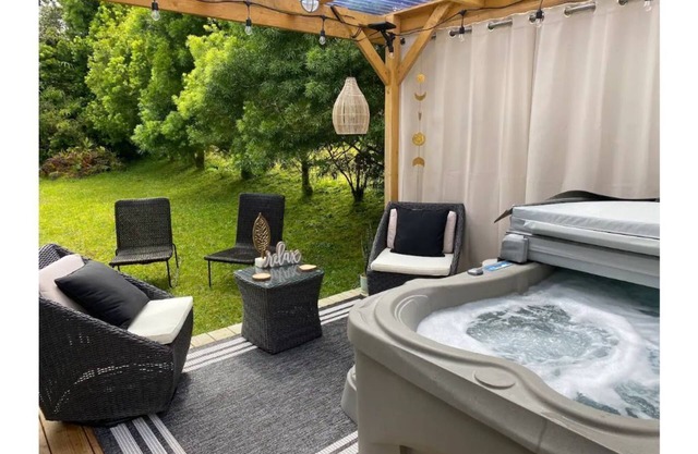 nHot tub in rainforest -Clean & Cozy, 5 min to Volcanoes Natl Park, coffee & Tea