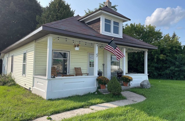 Nibi House - In Town 3BR Home w/Fire Pit, Large Driveway & Pet-Friendly