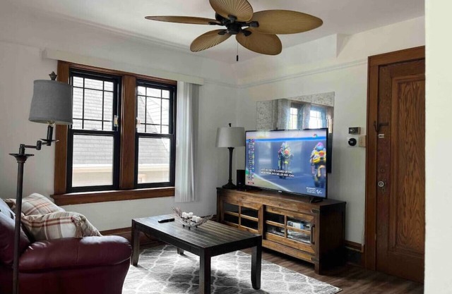 Nice 1 BR Apt, WIFI & Office, Near State Fair and Milwaukee Mile