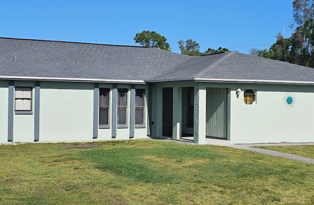 Nice 3 BR, 2 BA, WiFi, near I-75, Beach, Florida Gulf Coast Univ. & the Airport