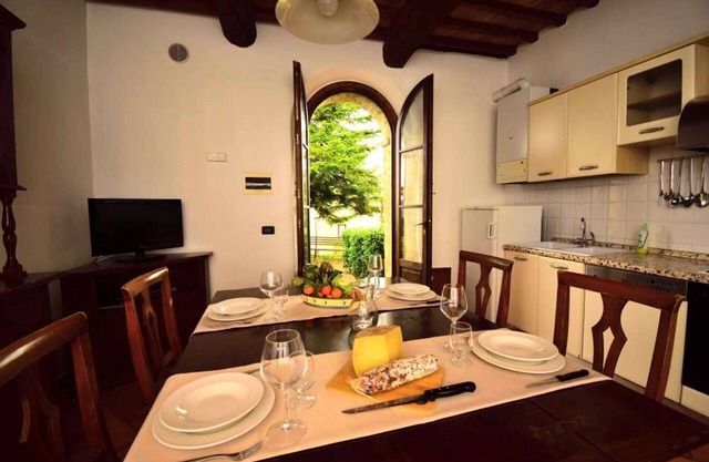 Nice apartment for 3 people with A/C, WIFI, pool, TV, pets allowed and parking, close to Siena
