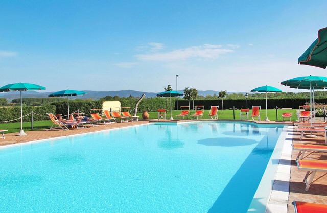 Nice apartment for 4 people with WIFI, pool, A/C, TV, patio, pets allowed and parking