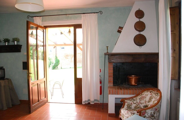 Nice apartment in villa with pool, WIFI, patio, panoramic view and parking, close to San Gimignano