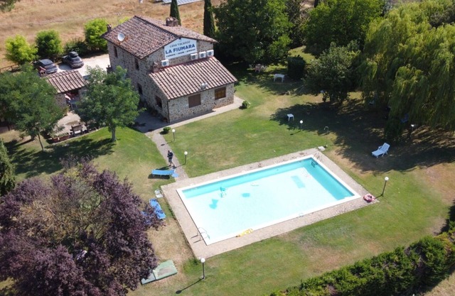 Nice apartment in villa for 2 people with A/C, pool, TV and parking, close to Siena