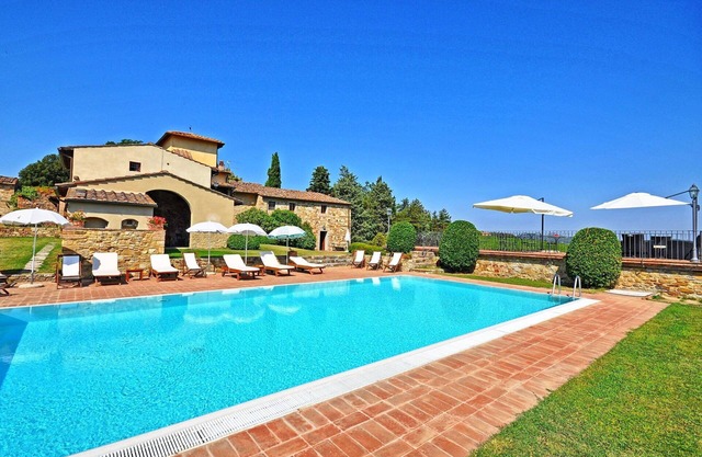 Nice apartment with WIFI, pool, A/C, TV, pets allowed and parking, close to Greve In Chianti