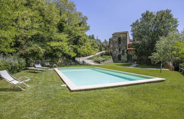 Nice apartment in villa for 3 guests with pool, WIFI, TV, patio, pets allowed and parking