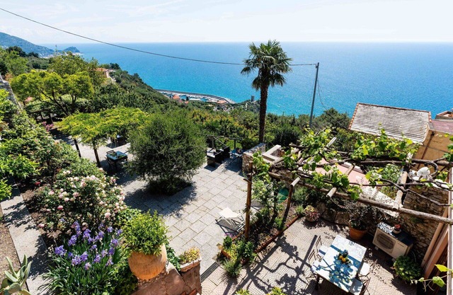 Nice apartment for 5 guests with WIFI, A/C, TV, patio and parking